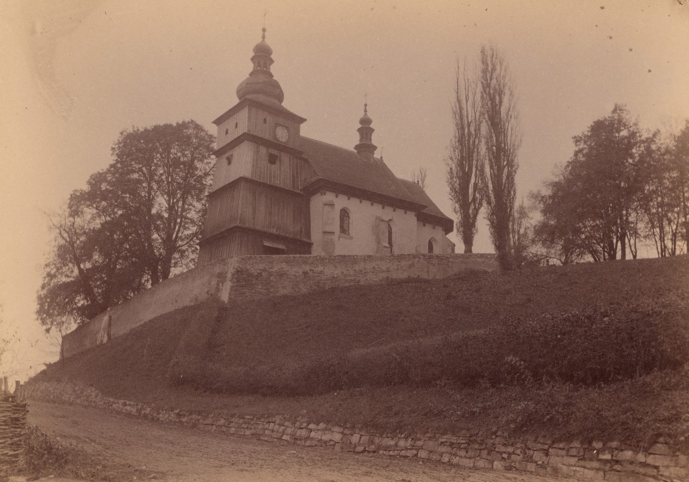 Z drewnianą dzwonnicą (niezachowaną), od pd.-zachodu
